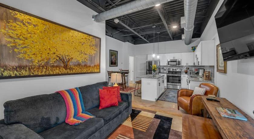 Chic New Condo Near DT Nashville