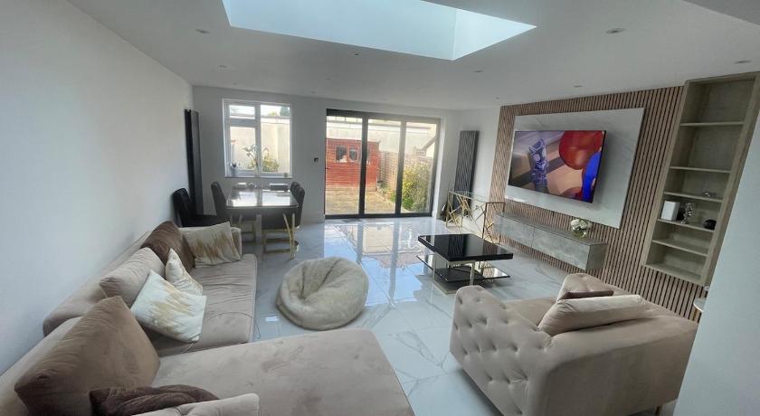 Cosy 4 bedroom house in borehamwood