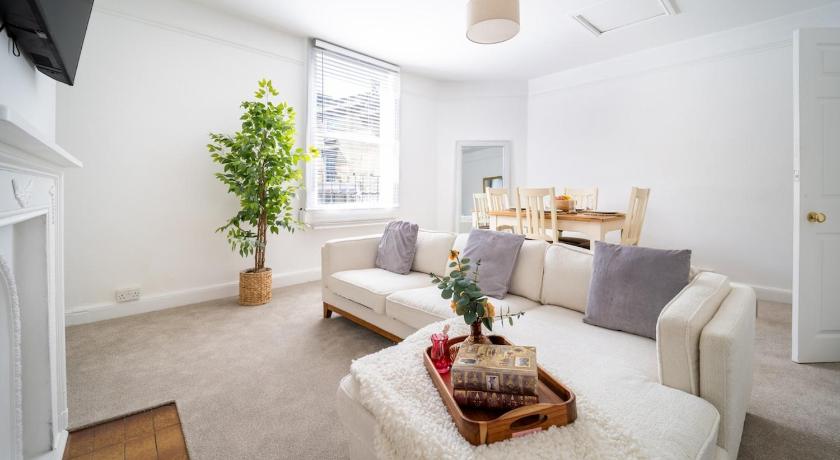 Larkhall Retreat- Village Centre, Parking, 4K TVs, 10mins To City Centre
