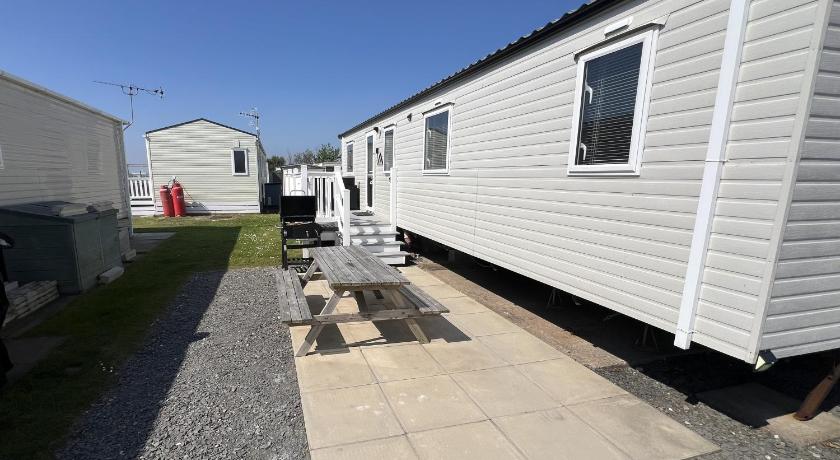3 Bedroom Modern Caravan Sleeps up to 8