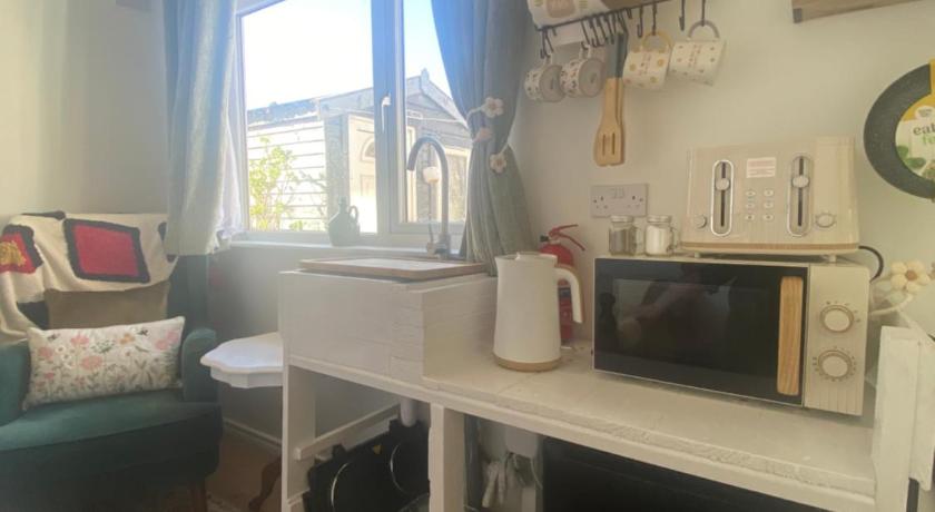 R and B Cosy Cabin