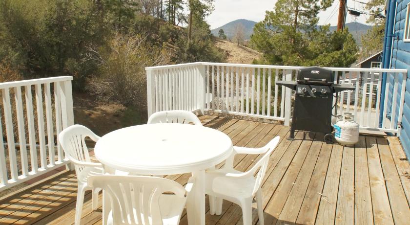 Cozy Bear Cottage - Walk to Lake & Village!