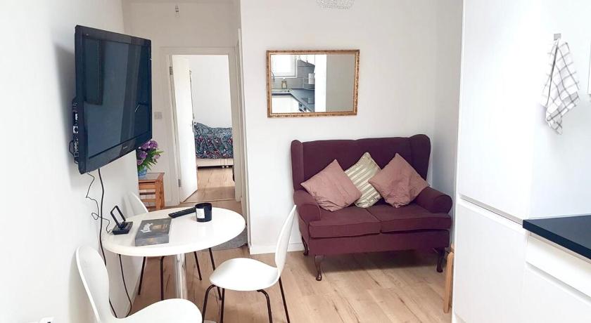 Bright 1 bedroom guest house