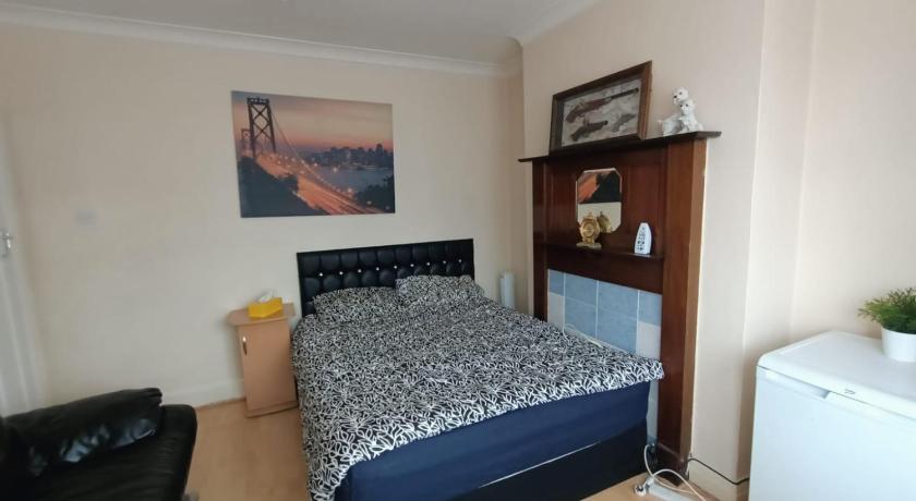Pembroke - Double Room with Private WC Parking & Workstation