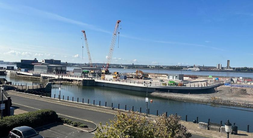 Liverpool 2 bed City, River Mersey View Apartment, sleeps 5, FREE parking