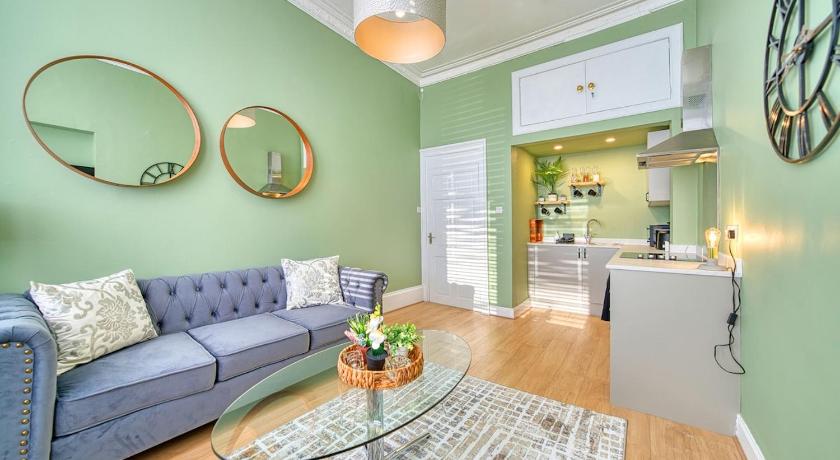 3-Bed Flat Free Parking 10 Mins to City Centre