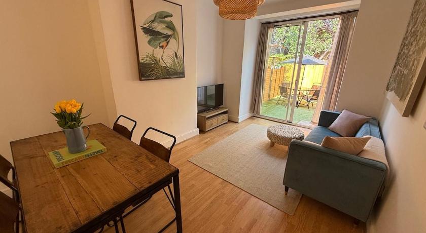 Lovely 4 BR House in Southfields near Wimbledon
