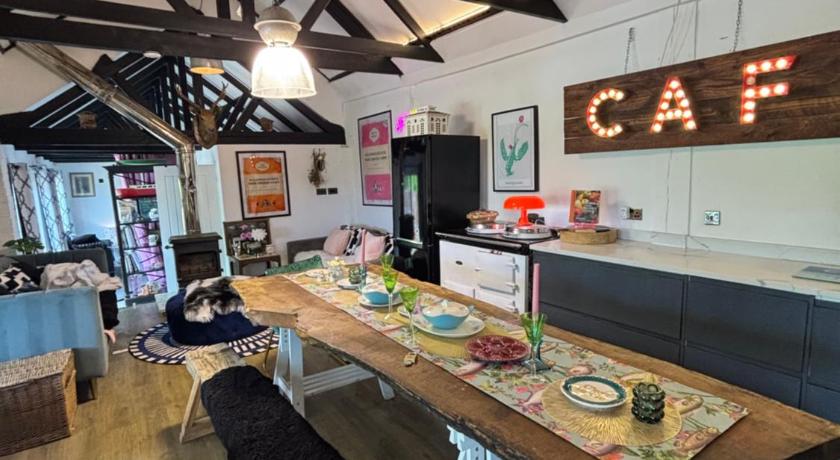 UNIQUE BARN FARM STAY RIVER View fireplace pet friendly firepit bbq