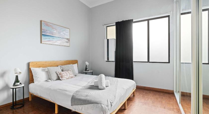 Relaxing Double Room in Belmore - Convenient Stay Near Shops - Shared Bathroom