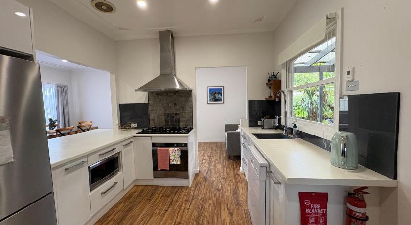 Dusky Whaler - Pet Friendly