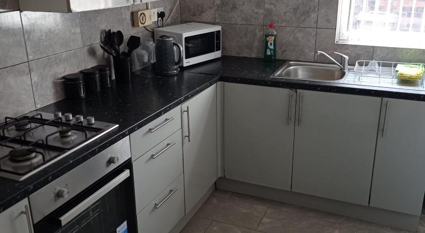 Double-Bedroom in the Heart of Salford Manchester Perfect for Short Stays LT4