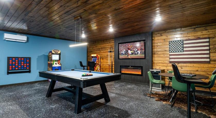 Luxury! Views, Hottub, Theater, Game Room, Private