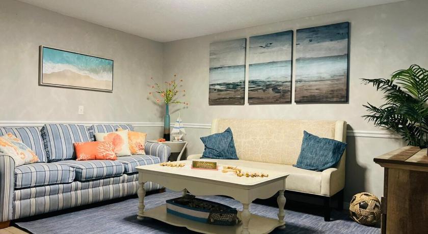 Coastal Cottage in Port Richey, Pet-Friendly Getaway Near Beaches, Parks, and Tampa