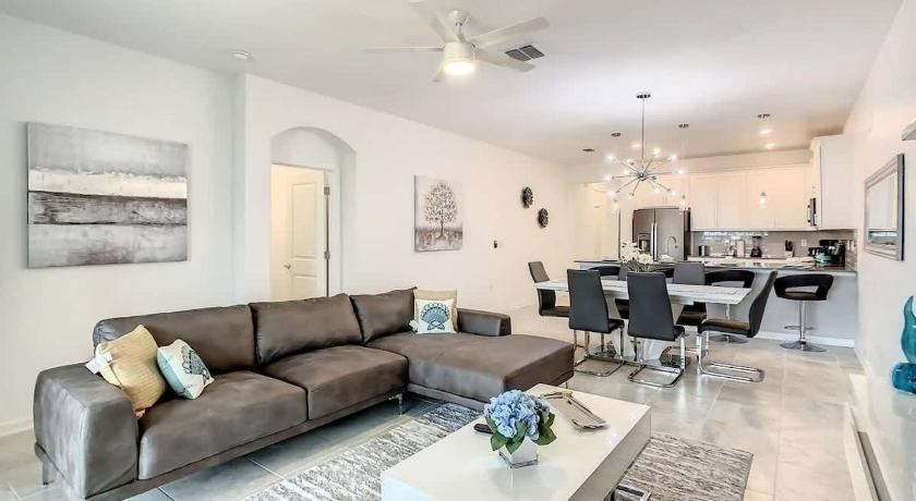 Magical Disney-Themed Townhome in ChampionsGate Resort 15 min from Disney World with 7 pools, Water