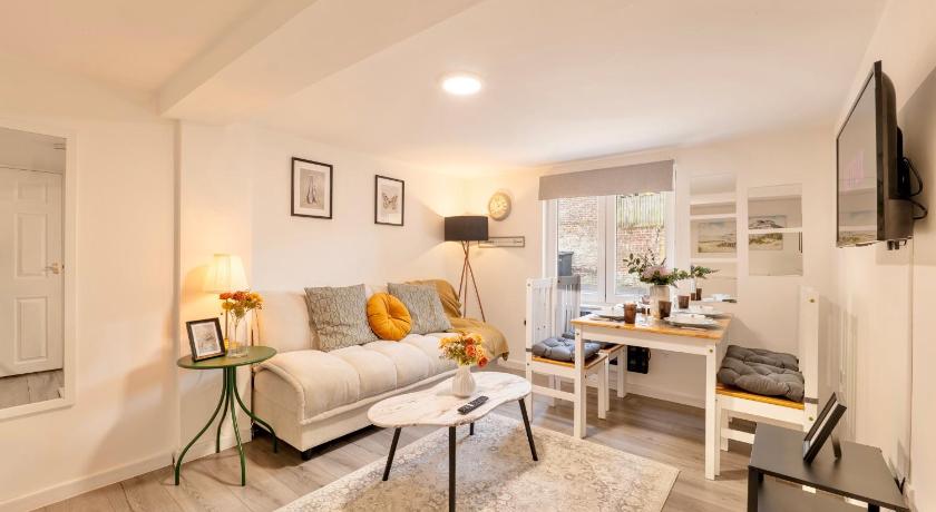 Large One Bedroom Apartments Southsea Sleeps 3 - Free Parking