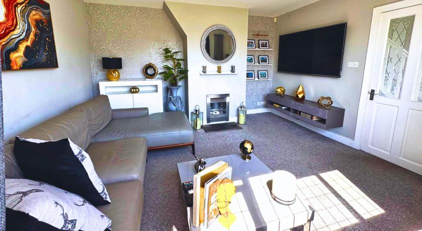 Luxury 3-Bed w- garden & game Room 5 mins from Chester