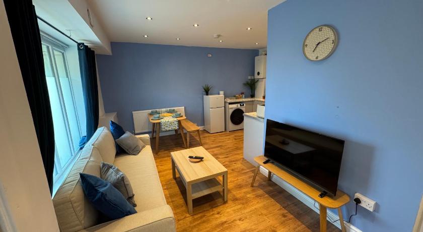 Stretford Apartment - Sleeps 6 - WiFi - Parking - Near Stadium