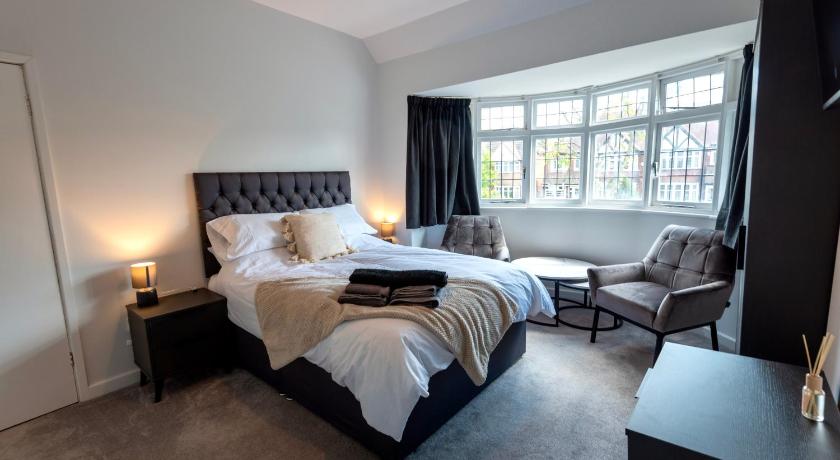 Modern Double Room with Broadband, Private TV and seating area - Room 3