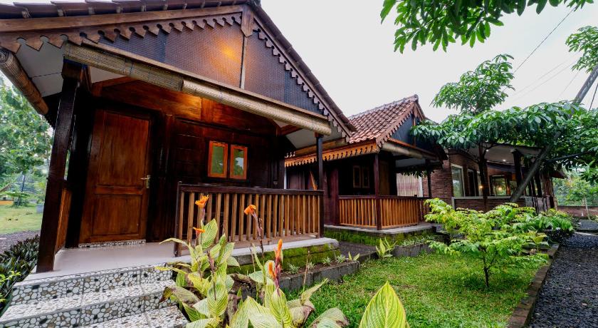 De Gentong Guest House & Cafe By Akasha