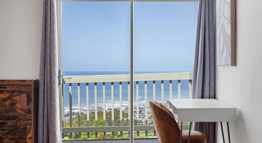 Stunning 2BR with Ocean, Mountain & Sunset Views