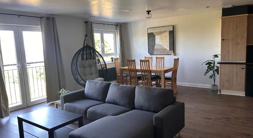 Large Modern Apt 4 Star Free Parking and WIFI Note Stairs