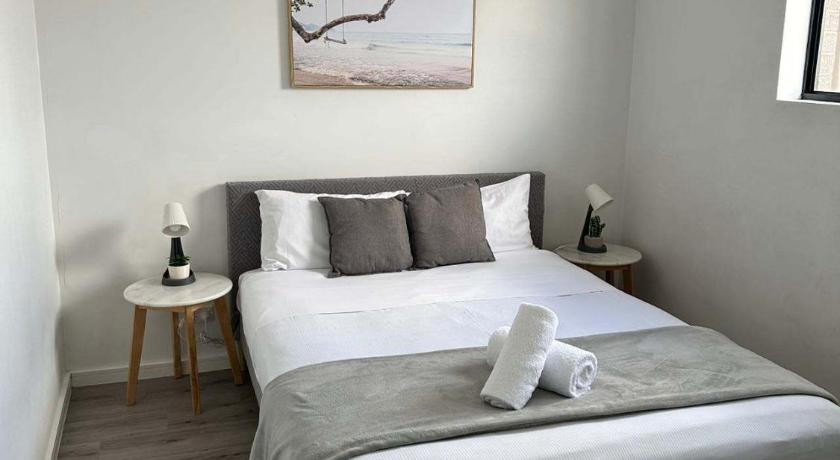 Double Room in Guildford West - Near Parks & Eateries - Explore with Ease - Shared Bathroom