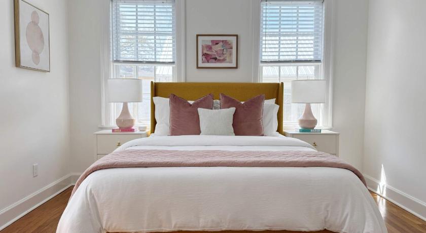 Classy 3-Story Downtown Apt - Great Location