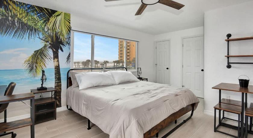 Breathtaking King Suite #9 Steps to Daytona Beach