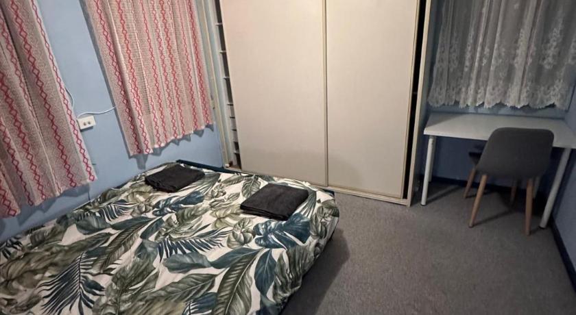 Cozy Queen Room in Peaceful House with Garden - KV3