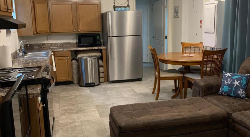Pet-Friendly! Fully Fenced Backyard Oasis, PCB