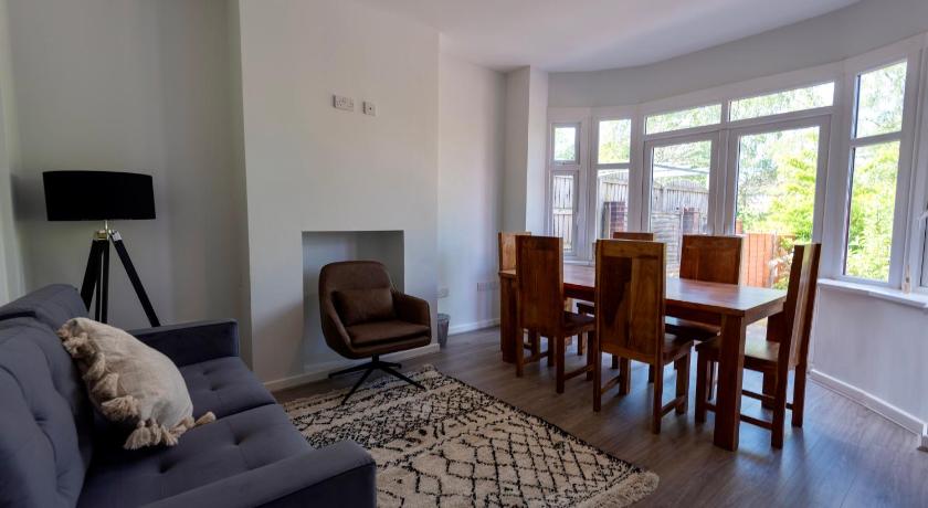 Modern Double Room with Broadband, Private TV and seating area - Room 4