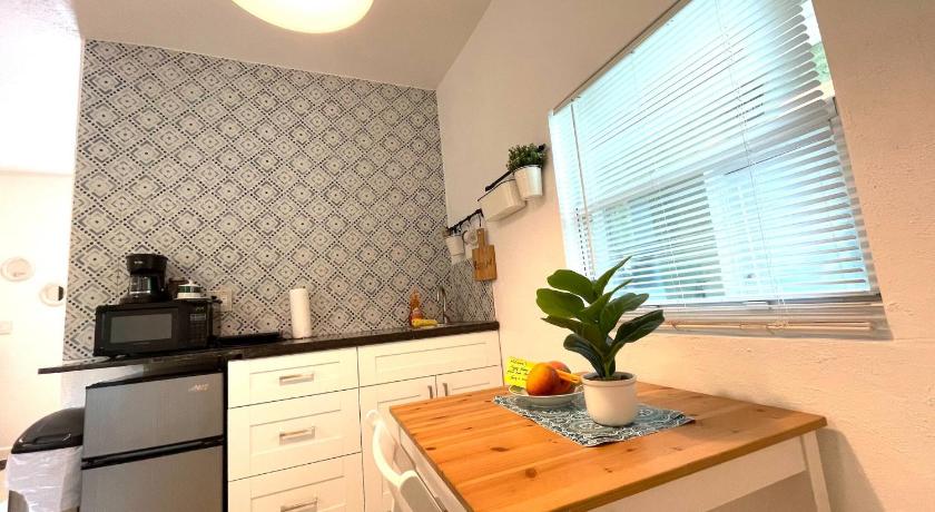 Unique Studio in Little Havana w/ Parking (8G)