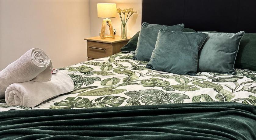 The Trafford Luxe , Garage Parking, Self Check-in Anytime - Perfect for Late Arrivals, Ultra- Fast W