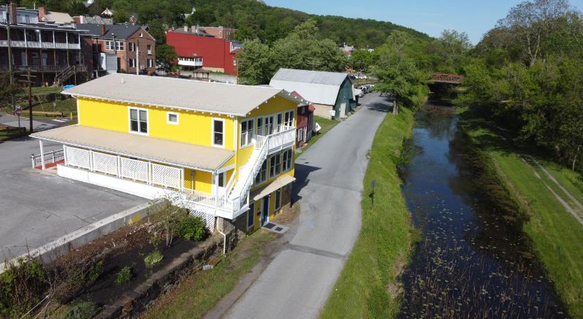 1878 RiverRun B&B - Waterfront, Self-Serve Breakfast, WiFi, Trail and River access