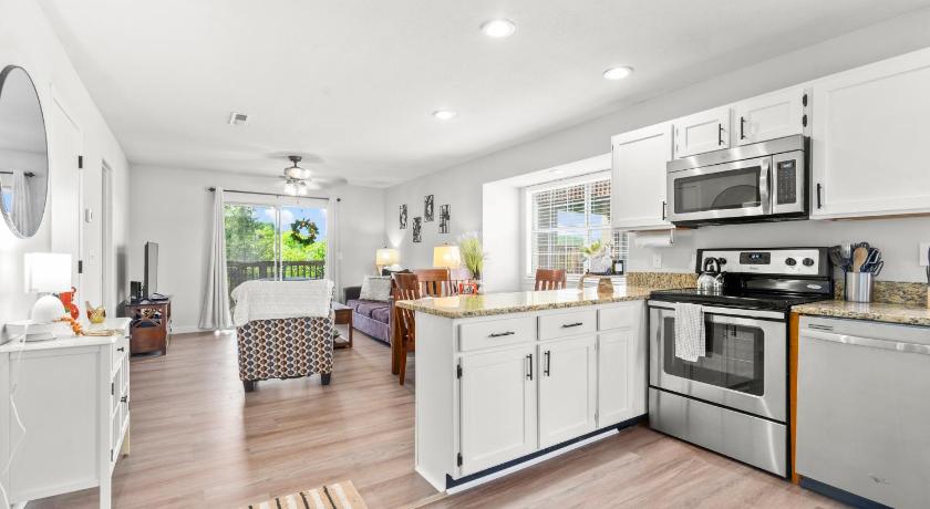 Family and Pet friendly ground level Condo, 4 mins to Silver Dollar City, Amazing Ozark Mountain Vie
