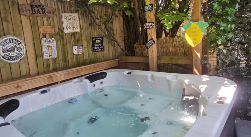 Elegant 2 bed with hot tub and a host of amenities
