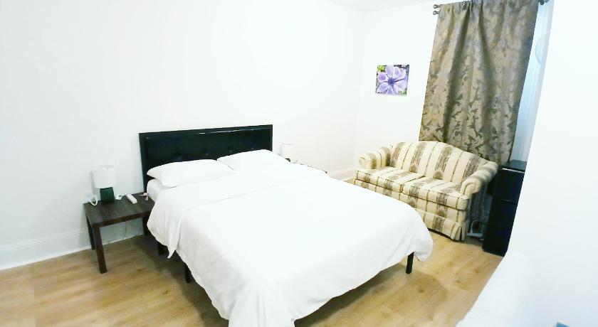 Neat bedroom with Exclusive bath -FREE WIFI-Self check in- New London-Mystic