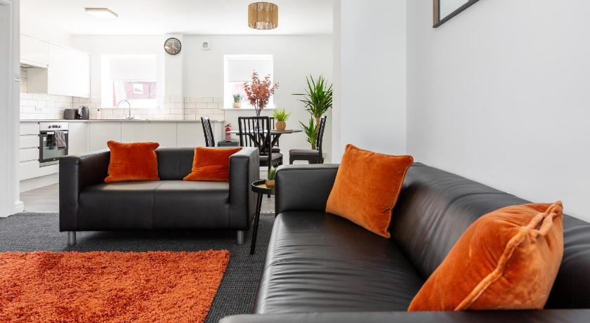 Waterfront 2 Bed Apartment - Free Parking & Wi-Fi