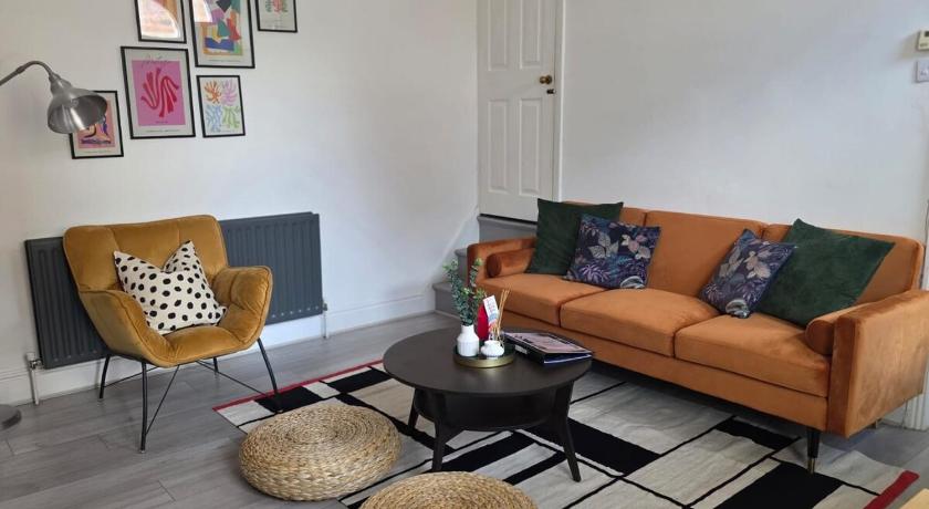 Bright and Cosy 2 bed House with free parking near the city centre