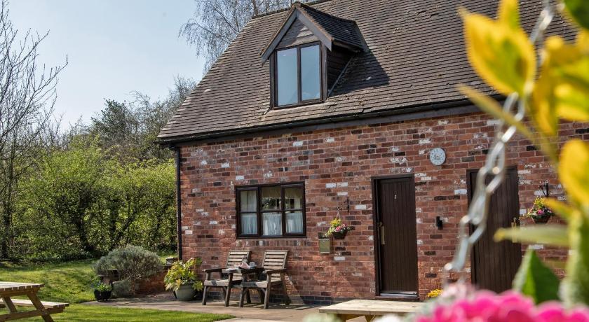 Charlie's Cottage with Alpacas and 7mins drive to Alton Towers