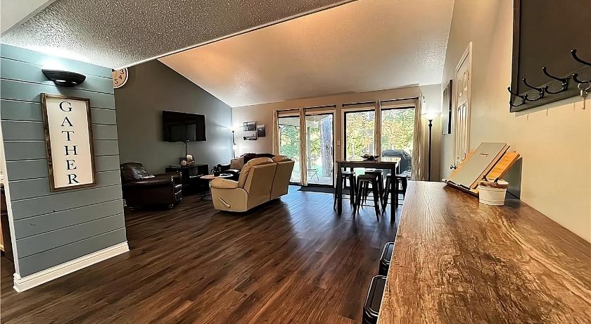 No Putts Given. Cozy home on Par 4, free Golf Cart and Pool access