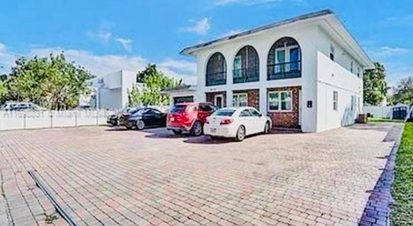 Sky Accommodation minutes from the airport FLL