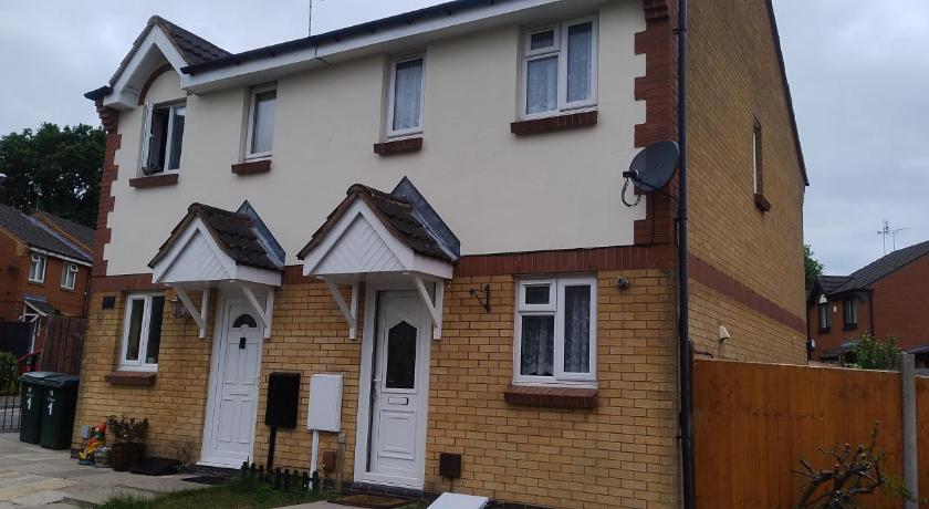 Entire 2 bedroom home with parking in Coventry, UK