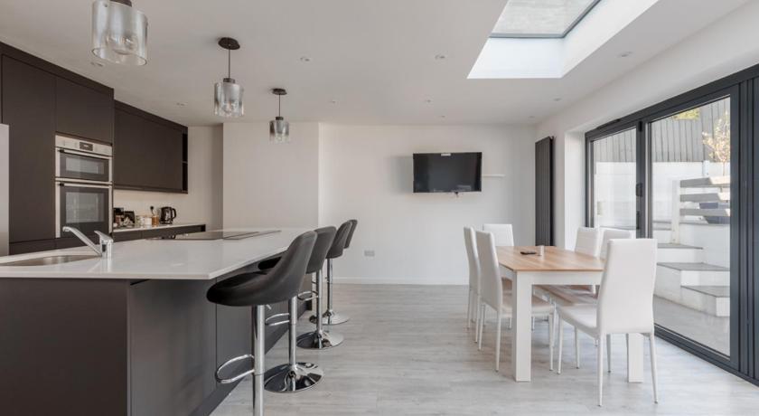 Delightful family home with parking, 8 minutes to beach