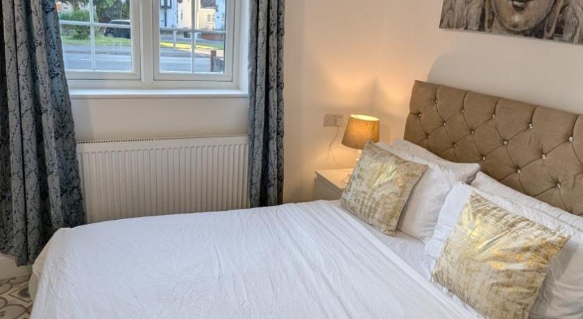 Annexe Studio private entrance, hallway and parking