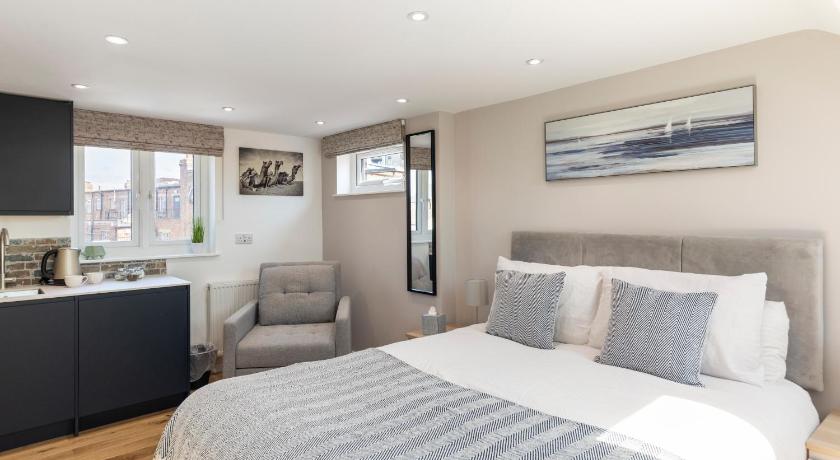 Studio at Tube Station Sleeps 3 Private Bathroom shared Kitchen 4