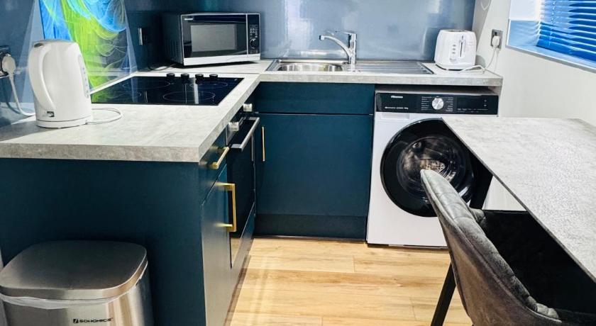 EVELYN - KENILWORTH STUDIO FLAT 30m2 - PRIVATE PARKING