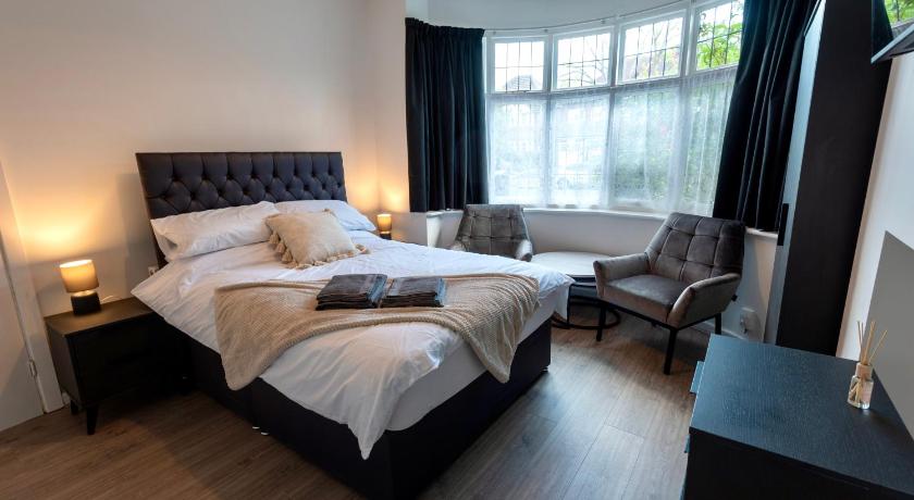Modern Double Room with Broadband, Private TV and seating area - Room 1