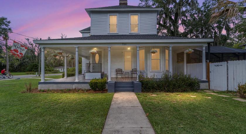 Martin B- historic district apt with pool