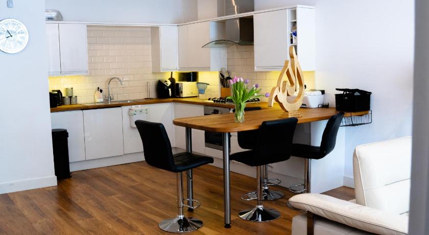 Cleave House - Stylish & Chic 3 Bed House mins from Central London